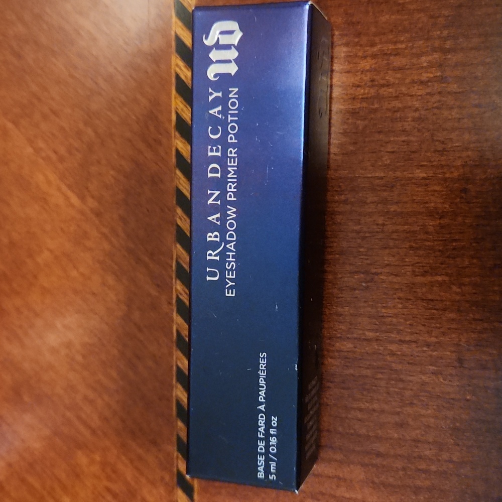Urban Decay Eyeshadow Primer Potion.  NEW In Box!!